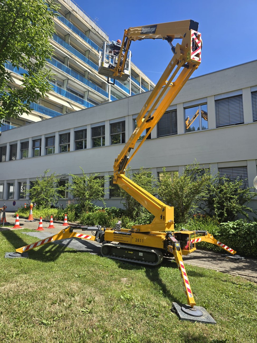 Fensterreinigung in der Höhe mit Toggenburger Raupen-Arbeitsbühne in Zürich
