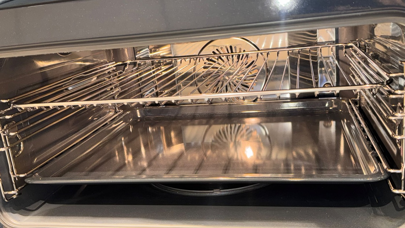 Backofen nach der Reinigung durch ABC FACILITY Services, Blech und Rost wieder glänzend
