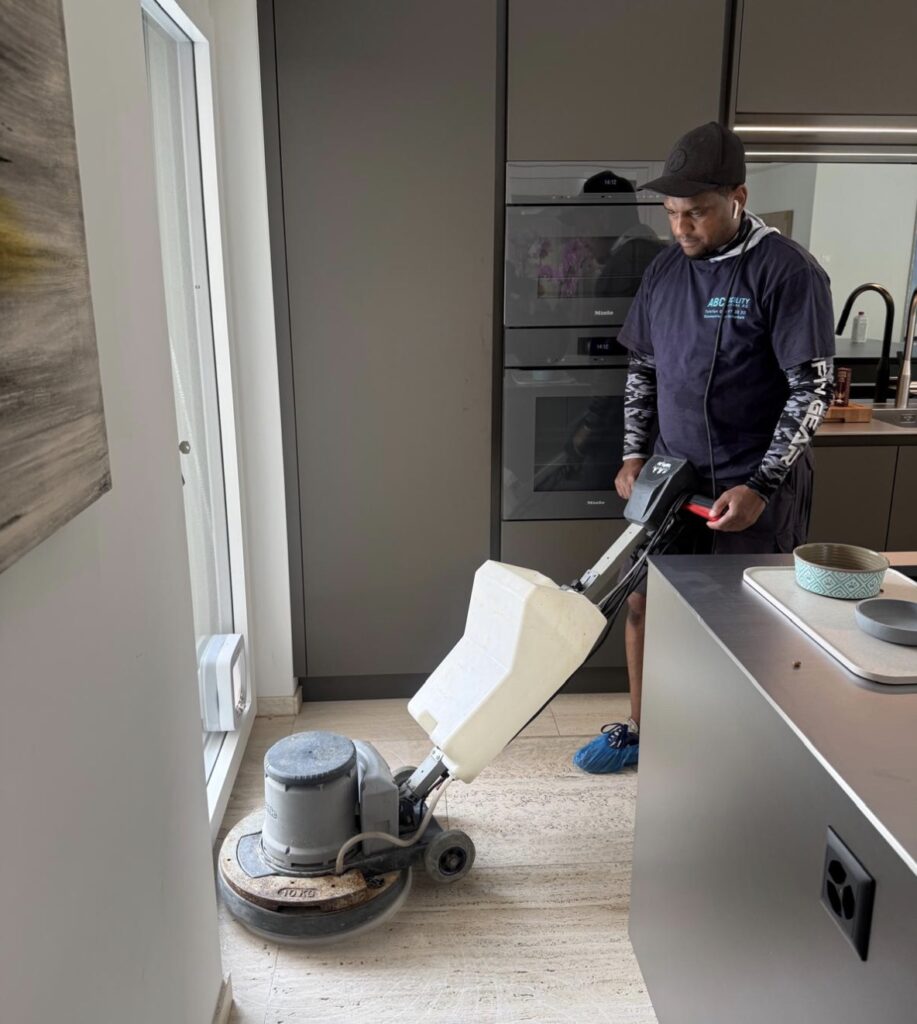 Mitarbeiter von ABC FACILITY Services reinigt einen Natursteinboden mit der Einscheibenmaschine