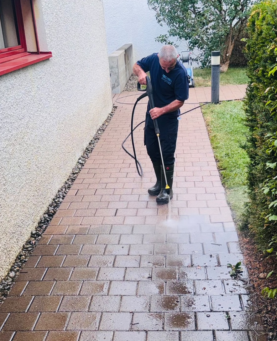 Mitarbeiter von ABC FACILITY Services bei der Hochdruckreinigung eines Gehwegs