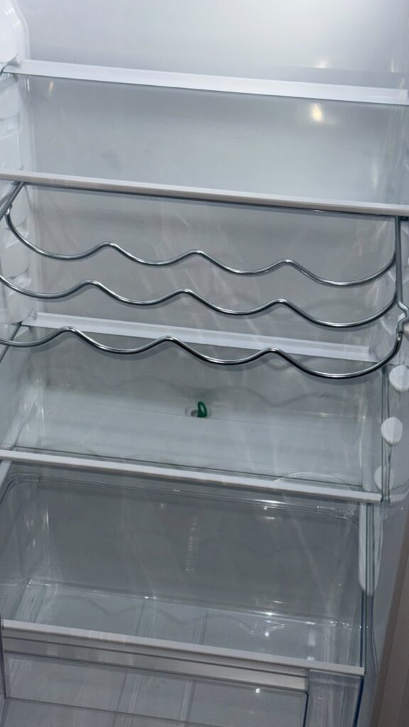 Kühlschrank nach der Reinigung durch ABC FACILITY Services, Fächer und Ablagen streifenfrei sauber