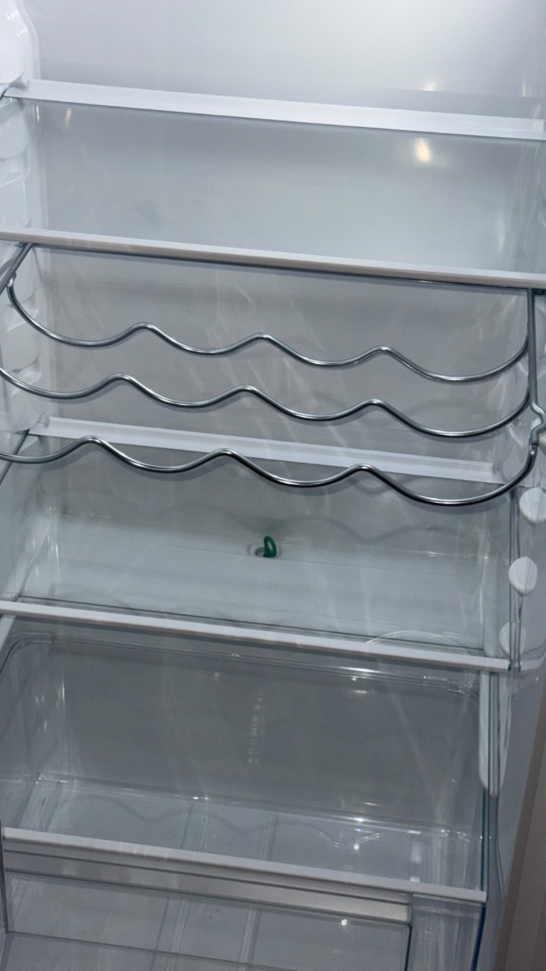 Kühlschrank nach der Reinigung durch ABC FACILITY Services, Fächer und Ablagen streifenfrei sauber