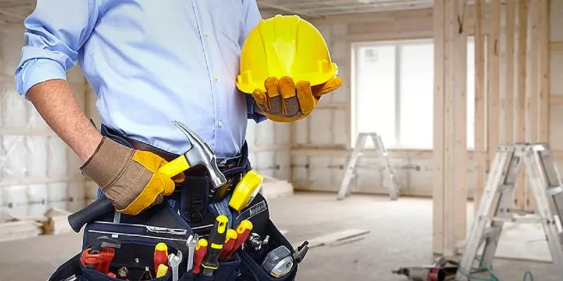 Hauswart der ABC-FACILITY Services AG bei der Betreuung einer Liegenschaft in Zürich