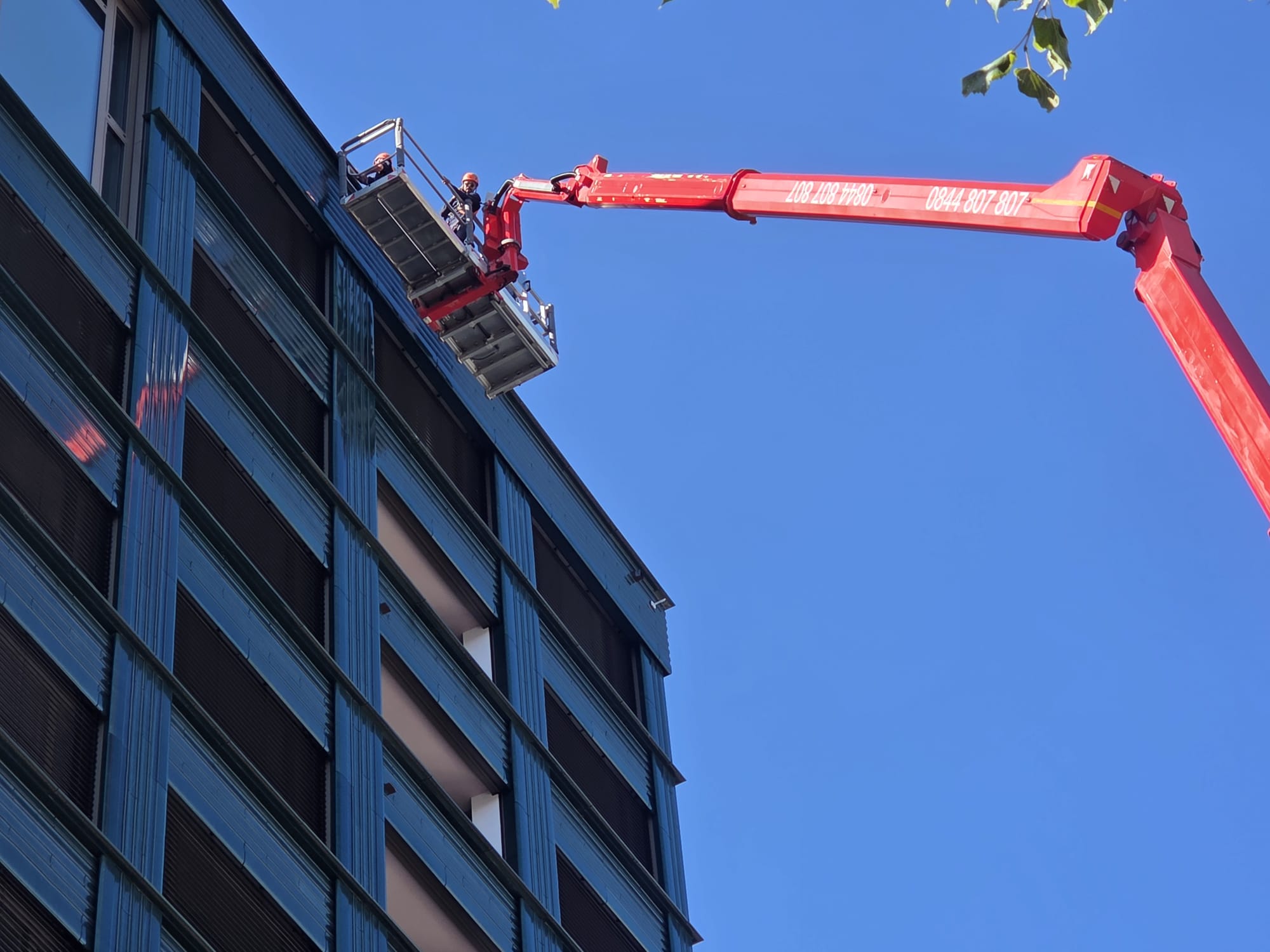 Hubarbeitsbühne an der Glasfassade eines Hochhauses in Zürich, einer unserer Einsätze auf 48 Metern