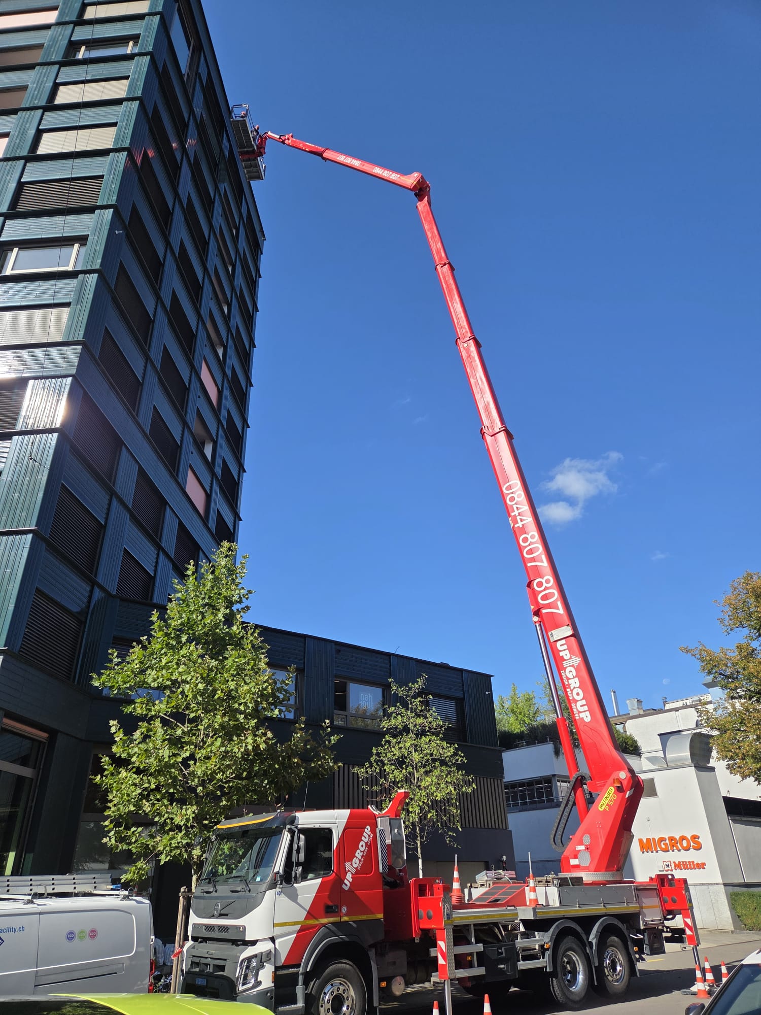 Ausgefahrener Arm der Hubarbeitsbühne an der Glasfassade eines Hochhauses in Zürich
