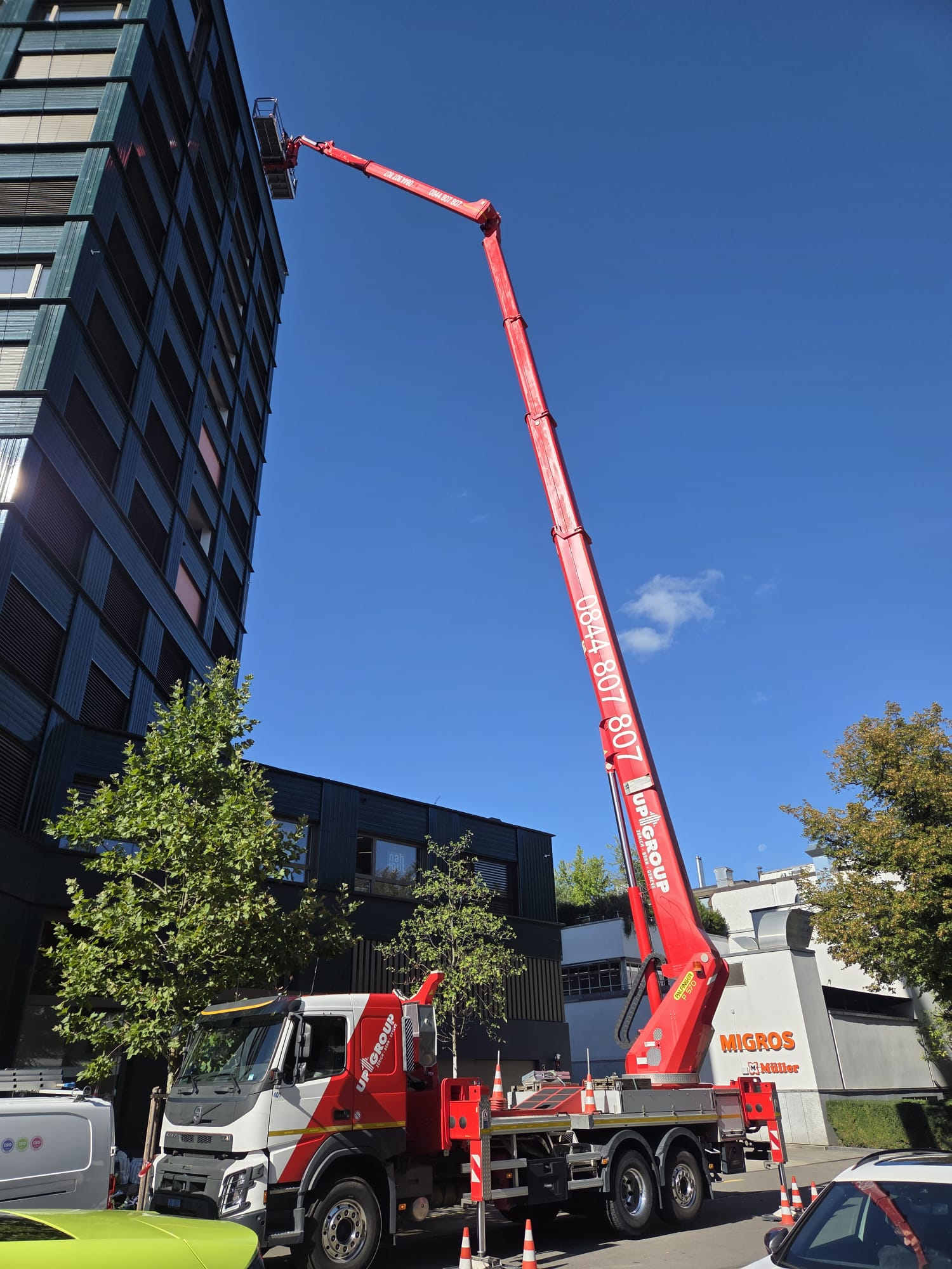 Hubsteiger Palfinger P 570 im Einsatz bei der Glasfassadenreinigung in Zürich