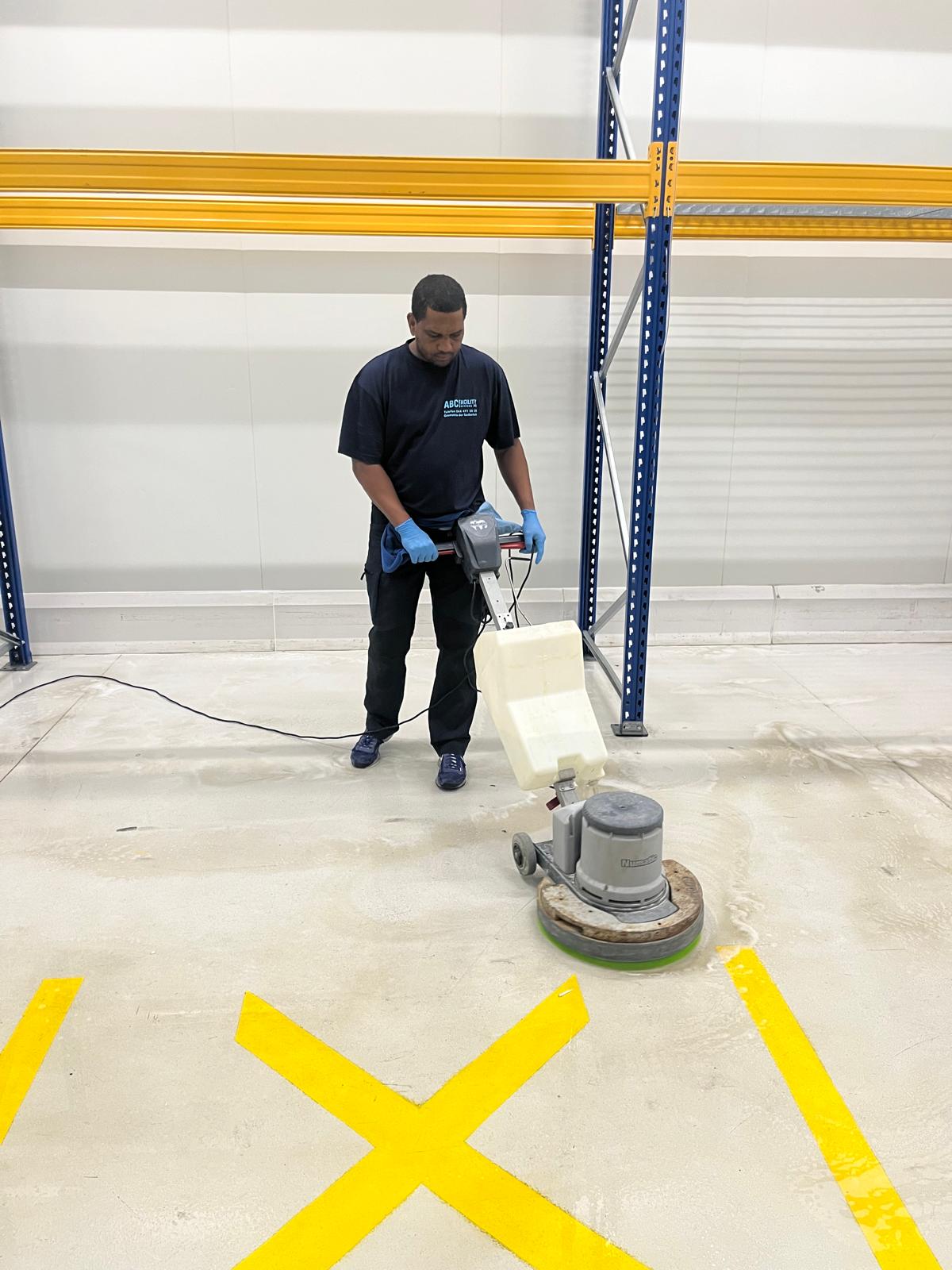 Grundreinigung eines Kühlraumbodens in einer Lebensmittelproduktion mit der Einscheibenmaschine durch ABC FACILITY Services