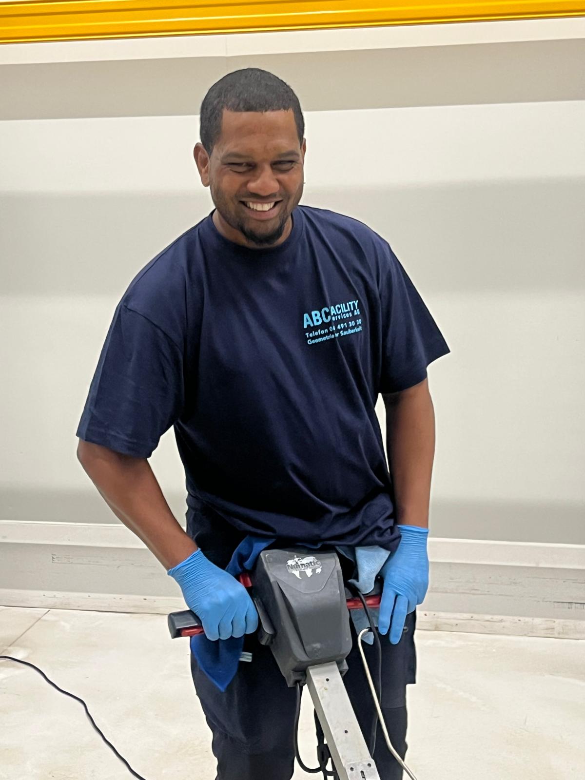 Mitarbeiter von ABC FACILITY Services mit der Einscheibenmaschine im Kühlraum einer Lebensmittelproduktion