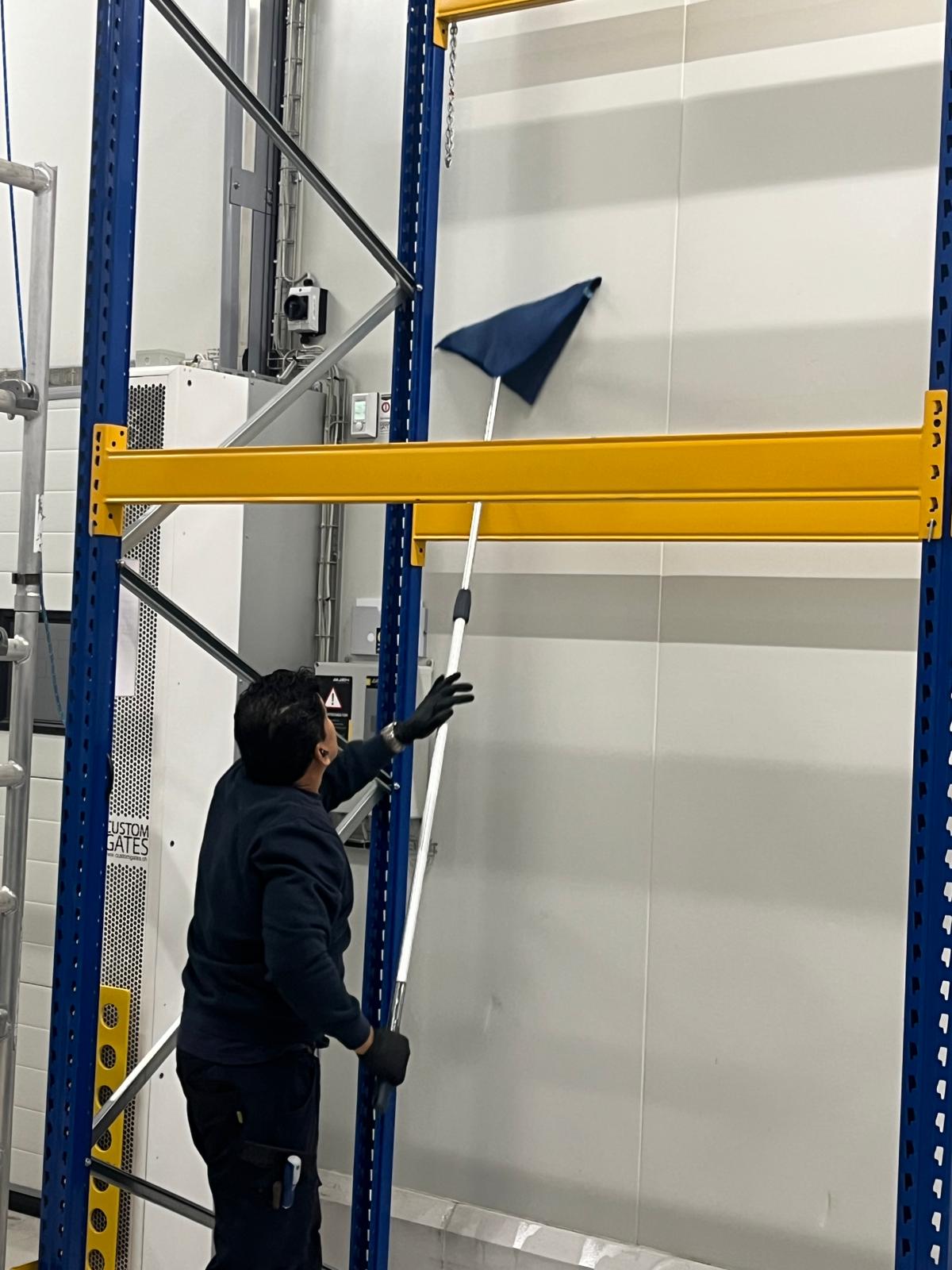 Reinigung der Kühlraumwände bis unter die Decke in einer Lebensmittel-Produktionsstätte durch ABC FACILITY Services