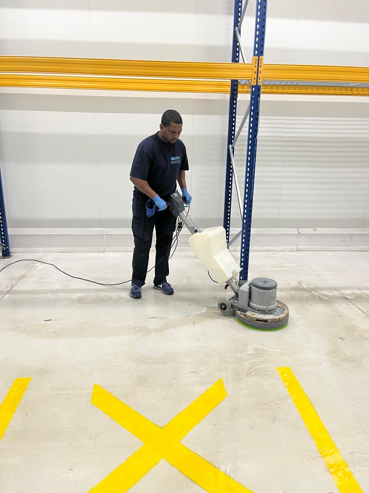 Mitarbeiter von ABC FACILITY Services reinigt den Boden eines Kühlraums mit der Einscheibenmaschine