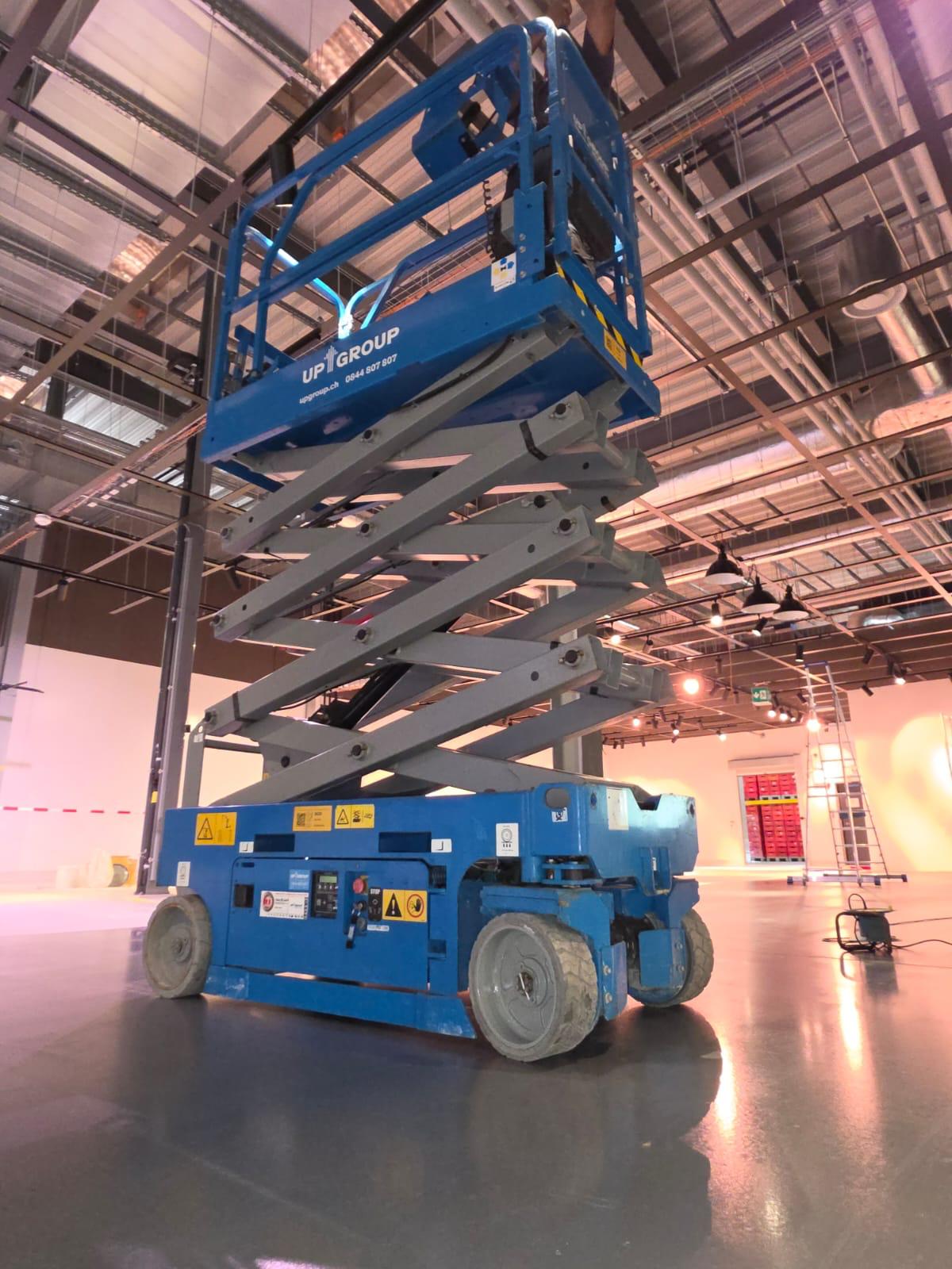 Ausgefahrene Scherenbühne unter der Decke einer Markthalle beim Einsatz von ABC FACILITY Services