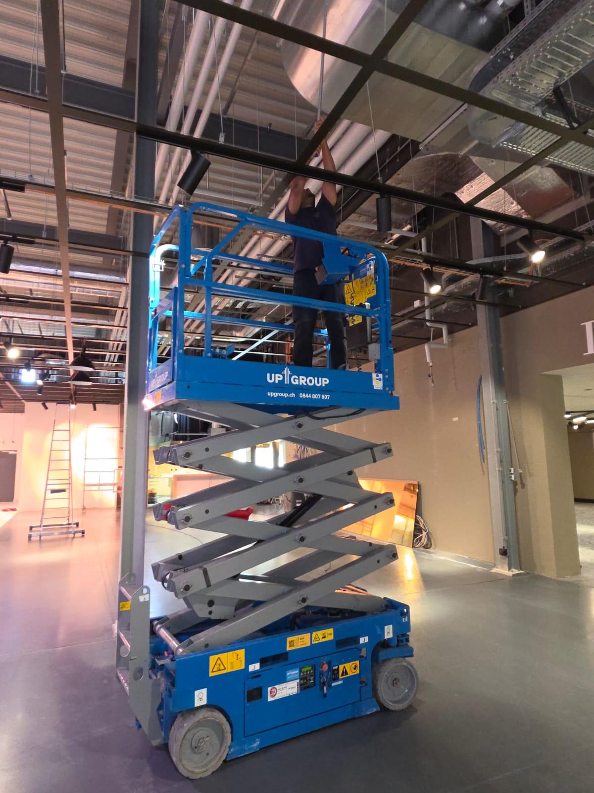 Reinigung der Lüftungskanäle einer Markthalle von der Scherenbühne aus durch ABC FACILITY Services