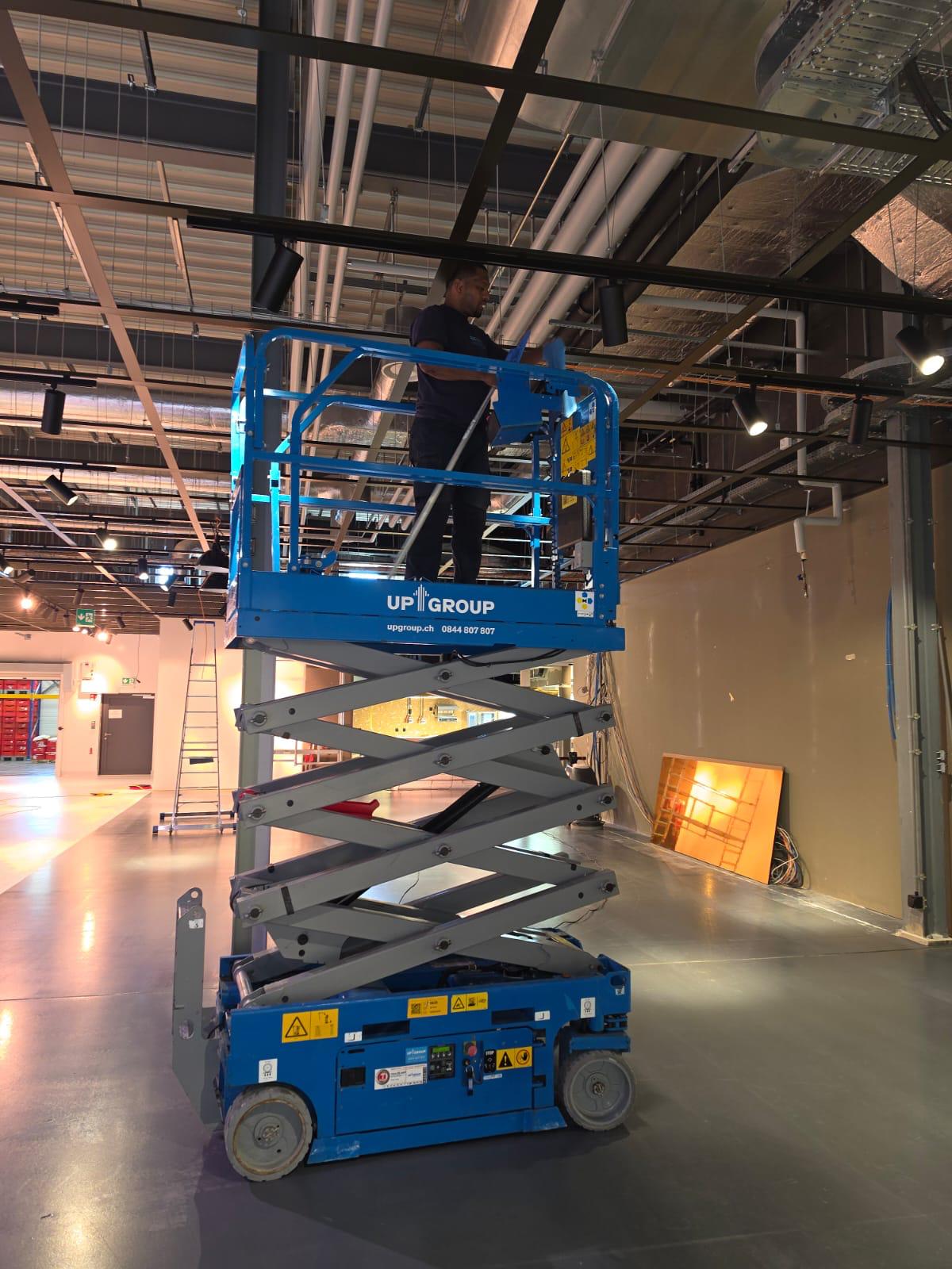 Reinigung der Deckenbeleuchtung und Leuchtenschienen einer Markthalle durch ABC FACILITY Services